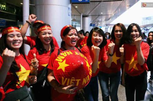 CĐV nhuộm đỏ sân bay Nội Bài và Tân Sơn Nhất, lên đường sang Malaysia "tiếp lửa" cho ĐT Việt Nam