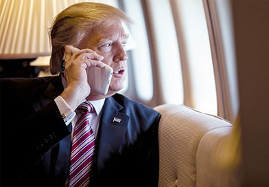 Tổng thống Trump dùng hai chiếc iPhone