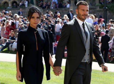 Vợ chồng Beckham bán trang phục dự đám cưới Hoàng gia làm từ thiện