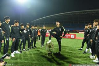 Toàn đội Hàn Quốc phải cúi đầu xin lỗi sau hành động đạp chân lên chiếc cúp vô địch giành được tại Trung Quốc