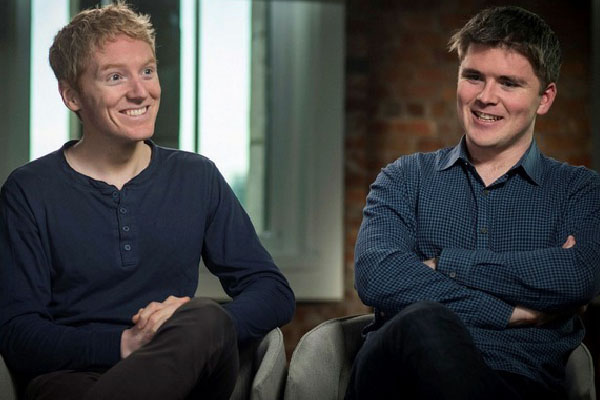 Patrick Collison (trái) và John Collison (phải) khởi nghiệp từ năm 19 tuổi và trở thành tỷ phú năm 30 tuổi. Ảnh: Yahoo Finance.