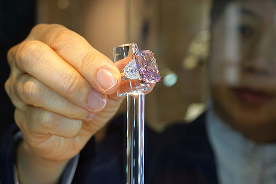 “The Sakura”, viên kim cương màu hồng tím 15,8 carat đặt trên chiếc nhẫn bạch kim và vàng, được bán với giá 29,3 triệu USD. Ảnh: Christie’s 